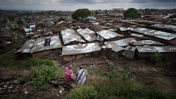 Kibera, a maior das favelas de Nairobi, ea segunda maior favela urbana em África, com uma população estimada de entre 800.000 e 1,2 milhão de habitantes.  Nairobi, Quénia, de 2010. (Ollivier Girard)