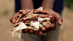 Um ex-combatente mantém-se em Attécoubé munições, Abidjan, Côte d'Ivoire, como parte do Desarmamento, Desmobilização e Reintegração operação conduzida pela UNOCI, em 8 de fevereiro de 2012. (UN Photo / Patricia Esteve)
